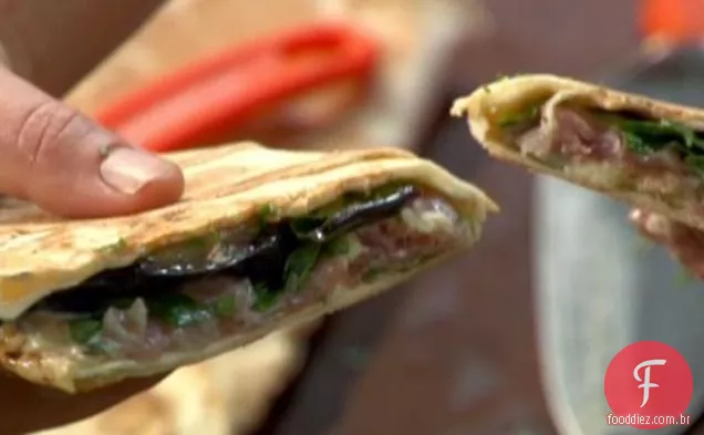 Panini de berinjela grelhada com queijo azul Cambozola, Prosciutto e rúcula
