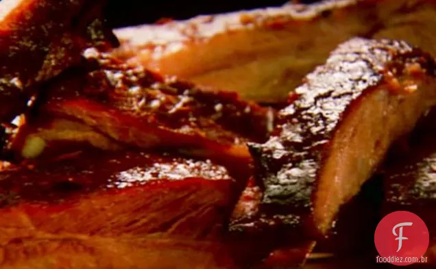 Costelas com molho de churrasco de amendoim