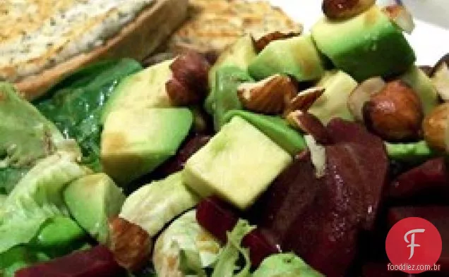 Salada de abacate, beterraba e rúcula com Chevre Tartine