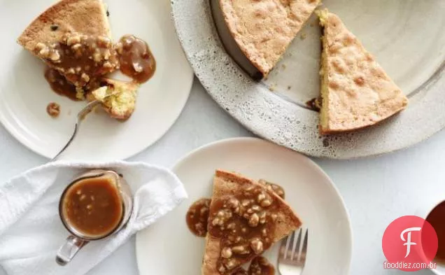 Bolo de Cranberry e fubá com molho de cobertura de caramelo e noz