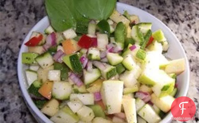Salada de maçã e abobrinha