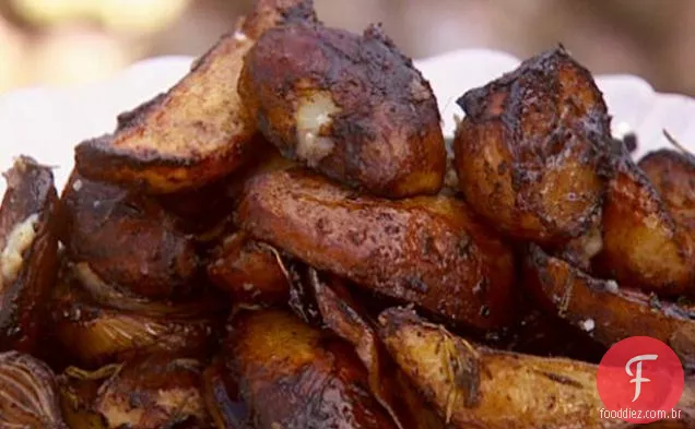 Balsâmico-cebolas assadas e batatas com carne de porco assada