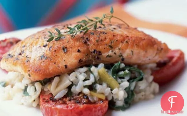 Salmão crocante com risoto e tomates assados lentamente