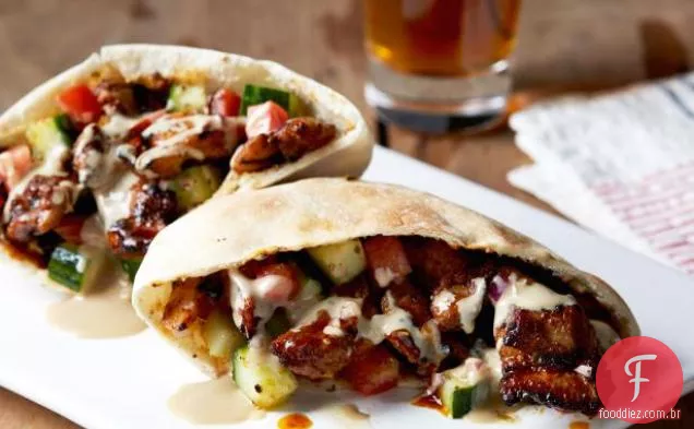 Shawarma de frango com sabor de pepino de tomate e molho de tahine