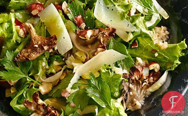 Salada de cogumelos assados com avelãs