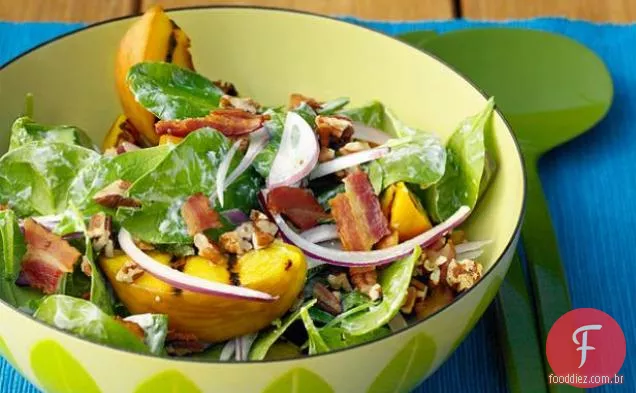 Salada de espinafre com pêssegos grelhados