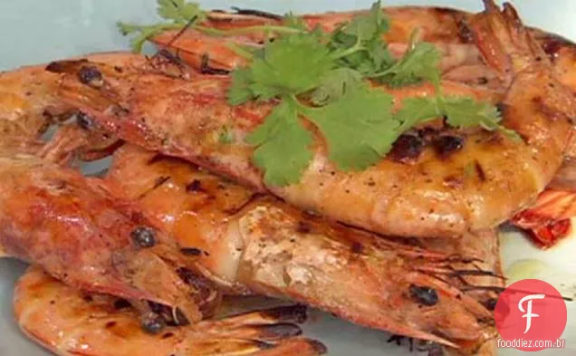 Camarões grelhados com molho picante de pimenta fresca
