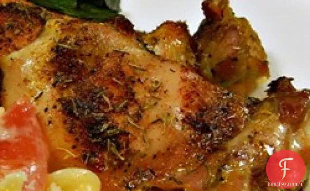 Coxas de frango assadas crocantes e macias