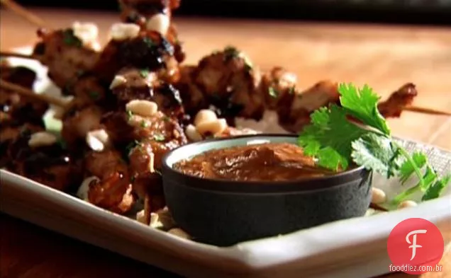 Espetos de frango com marinada de amendoim e gengibre