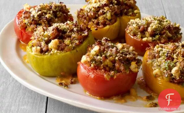 Tomates recheados com linguiça e manjericão