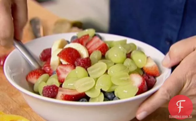 Salada de frutas frescas com iogurte de baunilha com mel