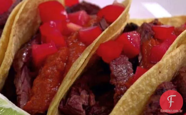Tacos de bife de saia grelhada com Salsa Roja