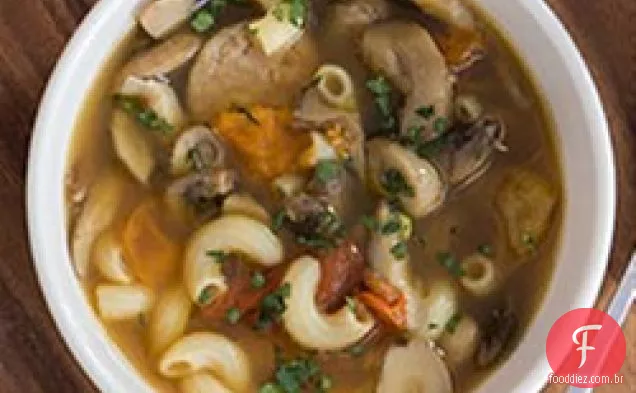 Cotovelos sem glúten Barilla® com cogumelos misturados e sopa de salsicha italiana