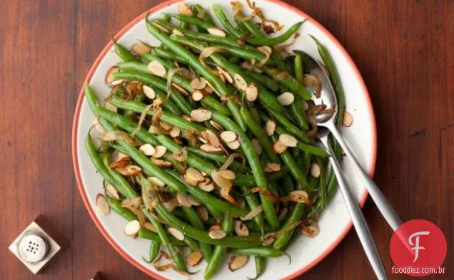Feijão verde com cebola caramelizada e amêndoas