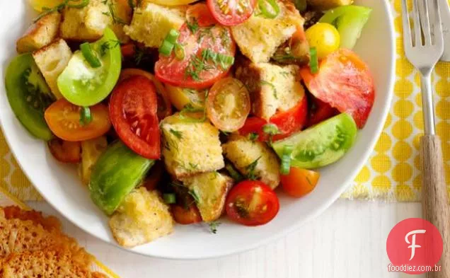 Salada de tomate com batatas fritas de queijo