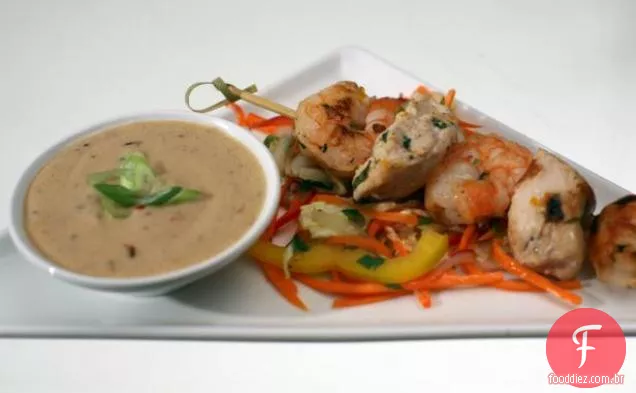 Frango e camarão Satay com molho de amendoim de coco e salada de legumes frescos