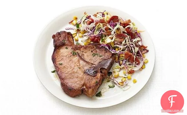 Costeletas de porco com milho-bacon Slaw