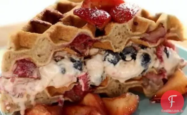 Wafflewich de morango com Gelato de baga fresca