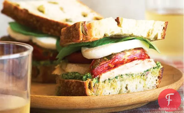 Sanduíches de peru com Romas torrados, mussarela fresca e rúcula-pesto de nozes