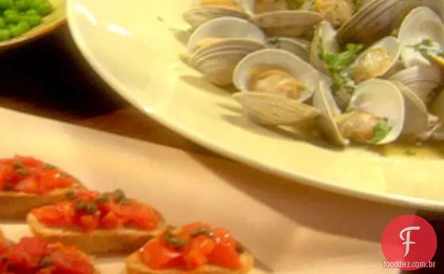 Amêijoas refogadas em caldo de salsa, ervilhas e Bruschetta com tomate e alcaparras fritas