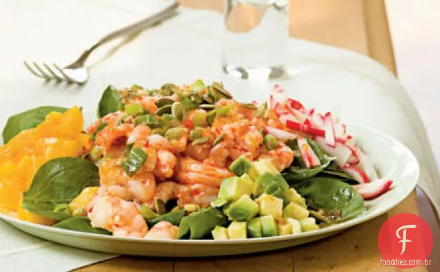 Salada de camarão caribenha com vinagrete de limão