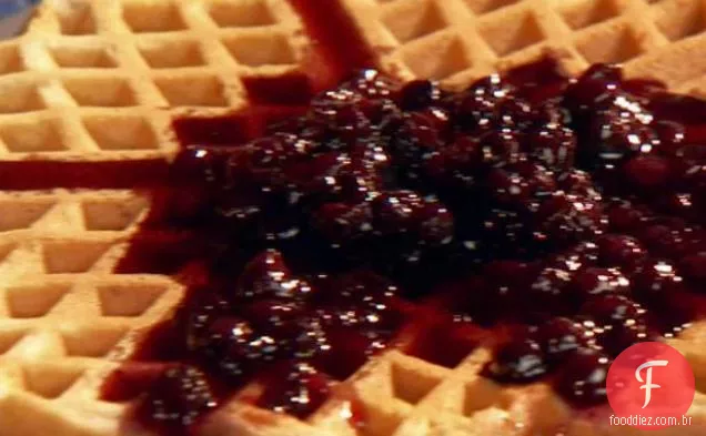 Waffles de canela e açúcar com xarope de mirtilo