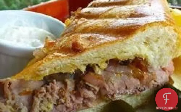 Panini de rosbife com chalotas caramelizadas e Roquefort