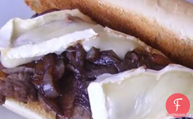 Carne Assada Subs com cebola balsâmica e queijo Brie