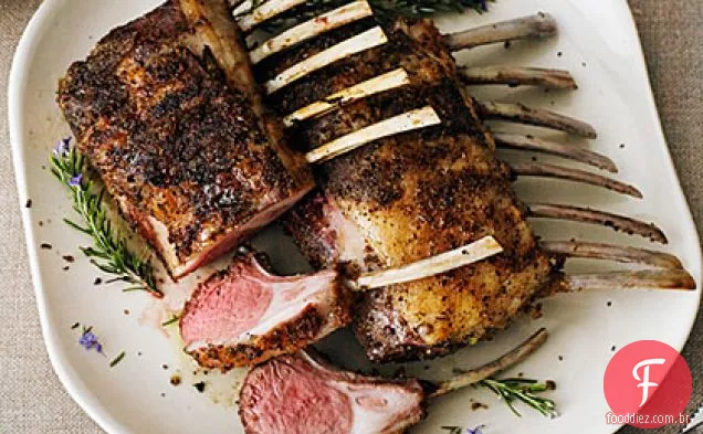 Rack grelhado com crosta de erva-doce de cordeiro