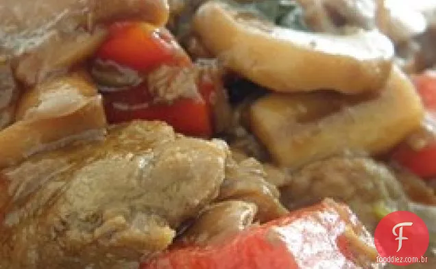 Fogão lento carne e cogumelos