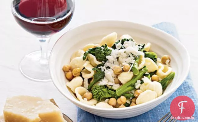 Orecchiette com grão de bico e brócolis Rabe