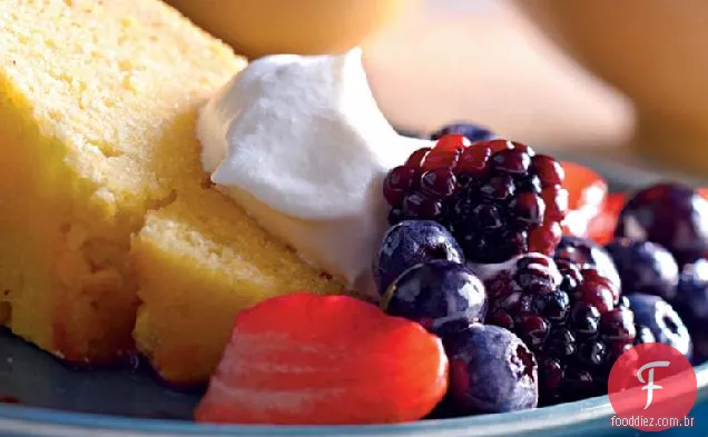 Bolo de Libra de limão e fubá com bagas e creme
