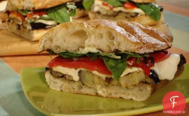 Berinjela grelhada e mussarela fresca em Ciabatta com pimentão vermelho assado, maionese de alho, manjericão fresco e rúcula