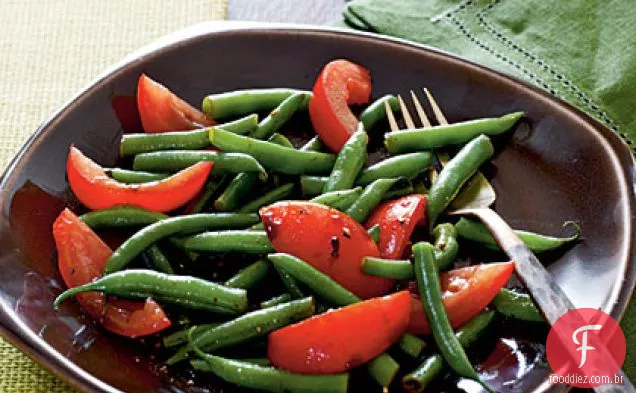 Feijão verde e salada de tomate