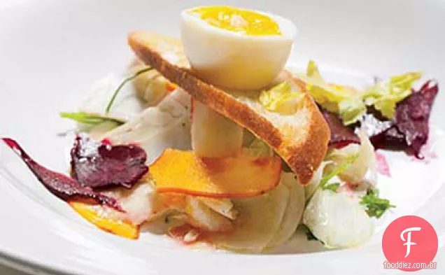 Salada de legumes em conserva com ovos cozidos