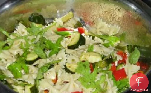 Salada de macarrão grego com legumes assados e queijo Feta