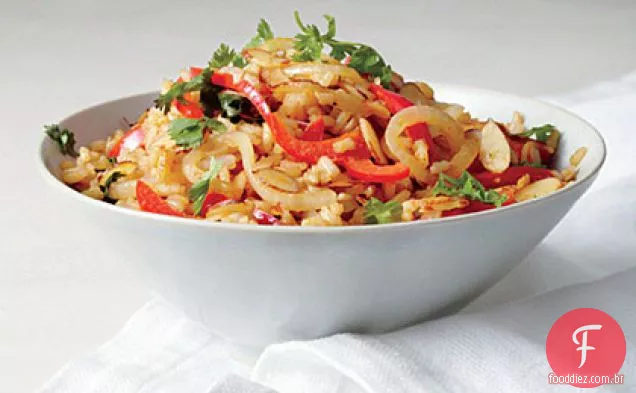 Arroz integral frito com pimenta vermelha e amêndoa
