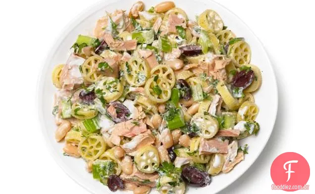 Salada de macarrão com atum, aipo, feijão branco e azeitonas