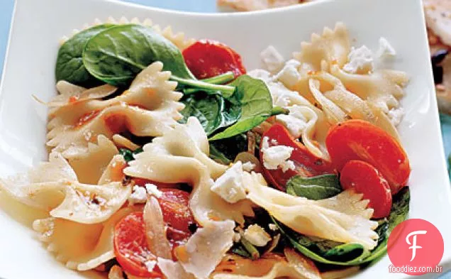 Farfalle com tomate, cebola e espinafre