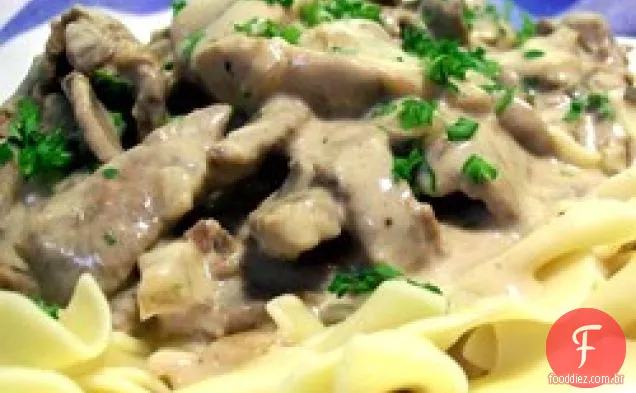 Stroganoff da carne do fogão lento de Daria
