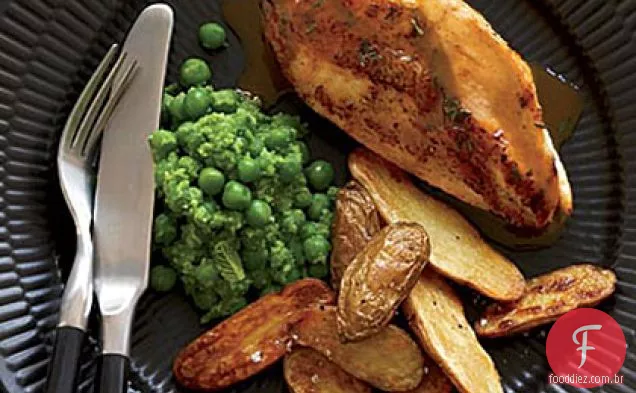 Peitos de frango com batatas e purê de ervilhas