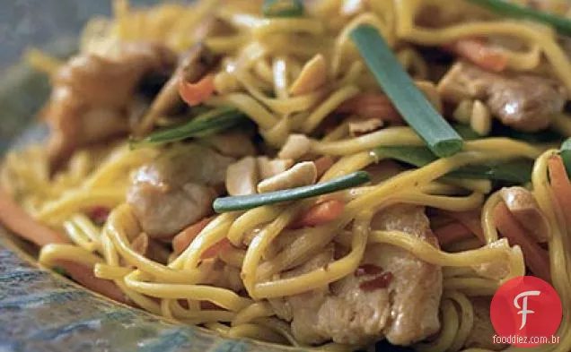 Frango-Amendoim Chow Mein