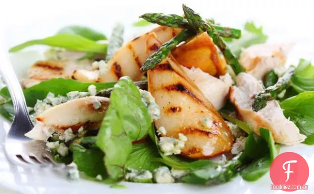 Frango Tyson, peras e salada de noz-pecã caramelizada
