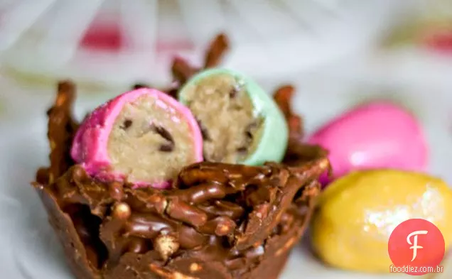 Ovos Da Massa Do Biscoito Da Microplaqueta Do Chocolate Com Ninhos Do Pb Do Chocolate