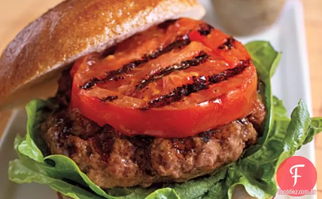 Hambúrgueres de alho-tomilho com tomate grelhado