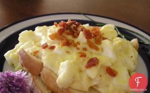 Ovos com creme na torrada