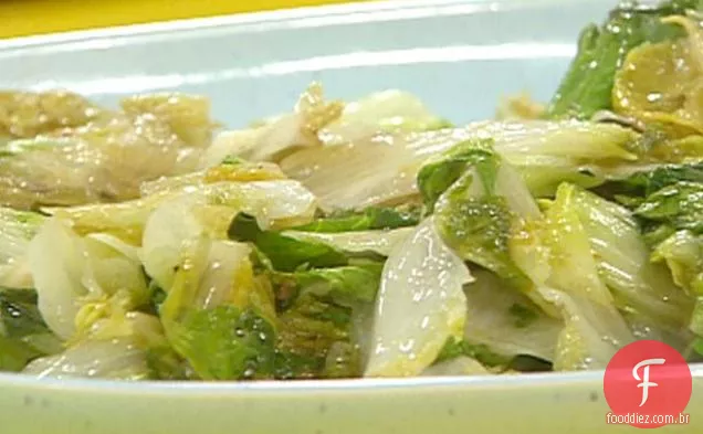 Escarola murcha com alho, limão e óleo
