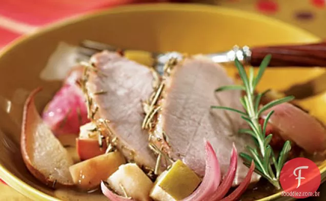 Lombo de porco com maçã, pêra e cebola