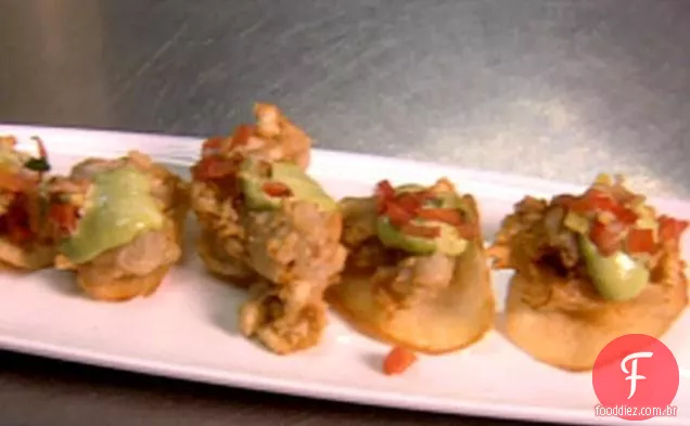 Ostras crocantes em chips de raiz de mandioca com mel Habanero Aioli