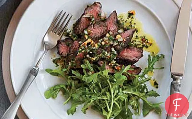 Bife do gancho com salsa da erva-Porca